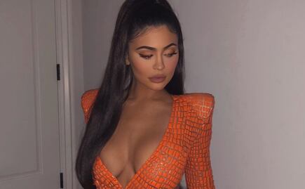 Kylie Jenner enseña todo con su vestido naranja