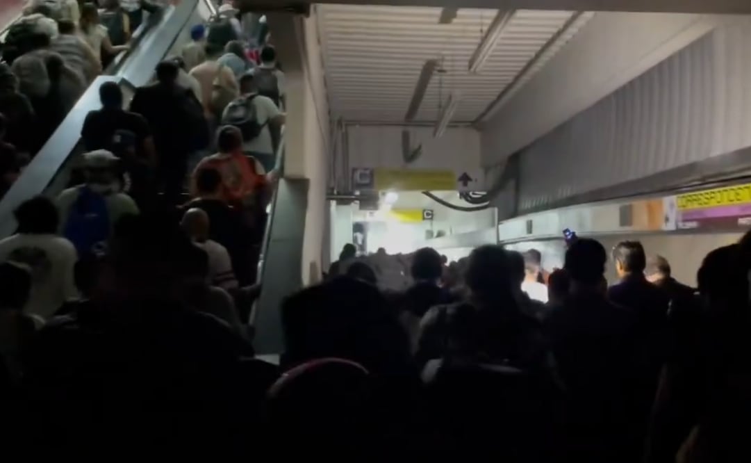 Metro reporta fallas eléctricas en la Línea 7; escaleras y alumbrado resultan afectados.
Foto: Especial.