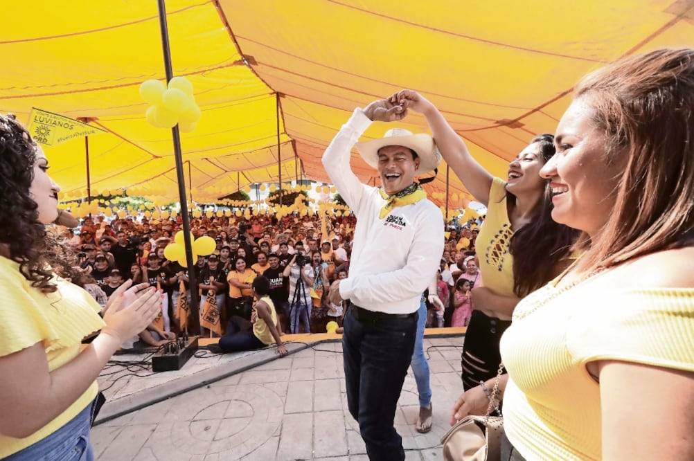 En el muncipio de Luvianos el abanderado del sol azteca se dio tiempo para bailar un zapateado con varias simpatizantes (ALEJANDRO ACOSTA. EL UNIVESAL)