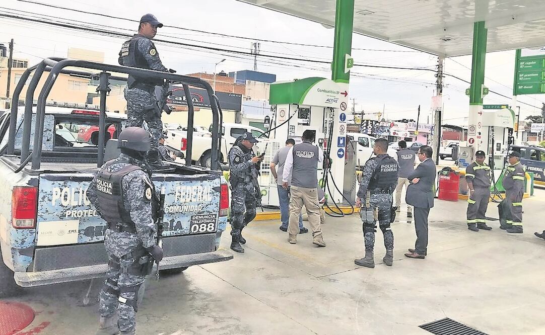 Elementos de la Policía Federal durante la revisión en una de las dos gasolineras de Puebla a las que la Profeco solicitó hacer una verificación. (CORTESÍA)
