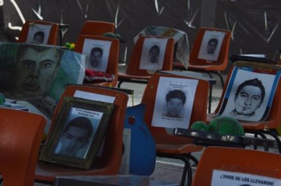 Recuerdan con ofrenda a normalistas muertos de Ayotzinapa