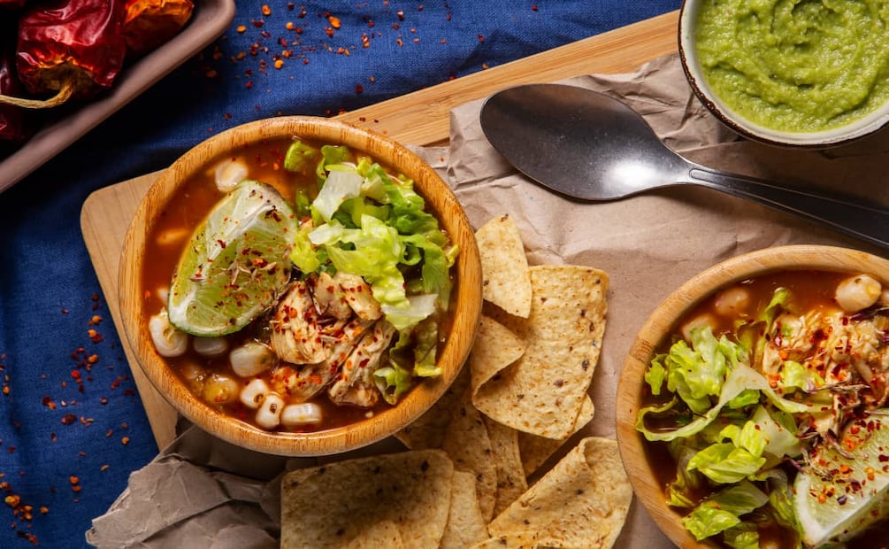 Puedes acompañar el pozole rojo con tostadas y salsa macha. Foto: Feepik