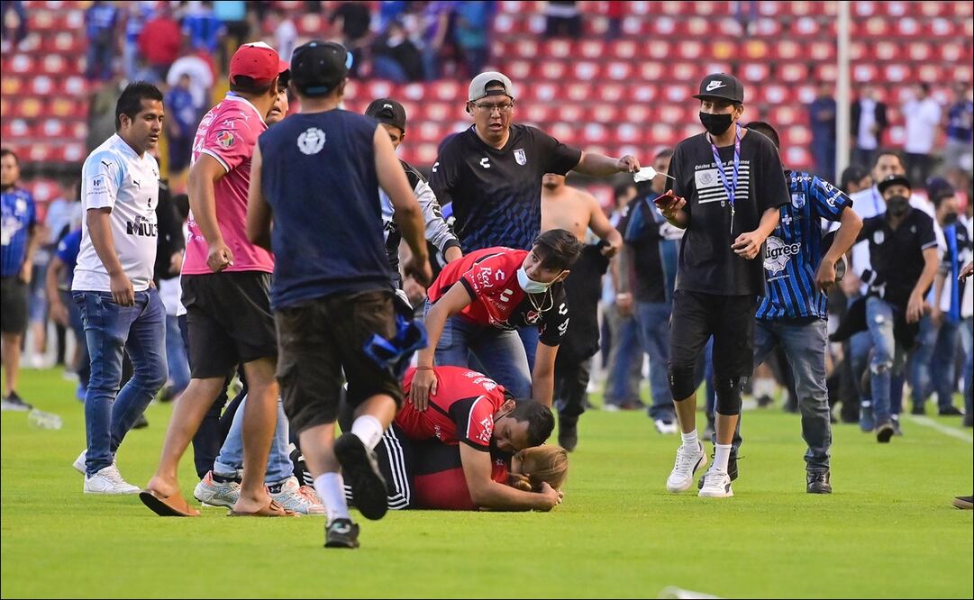LA VIOLENCIA SE PRESENTÓ EN LA CANCHA DEL ESTADIO LA CORREGIDORA - FOTO: IMAGO7
