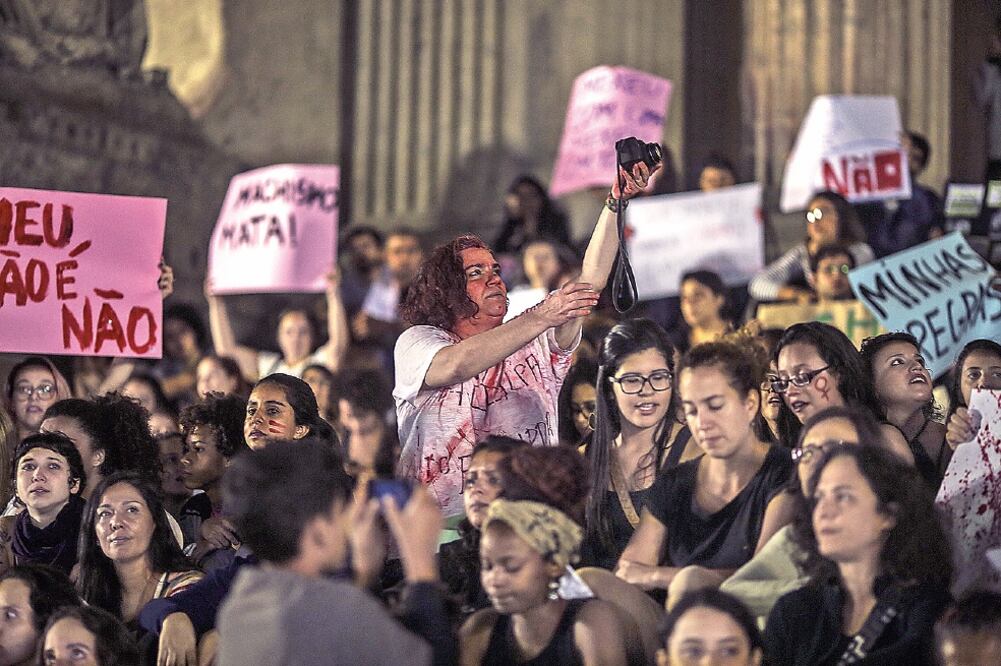 Activistas participaron ayer en una manifestación frente a la Asamblea Legislativa de Río de Janeiro (ANTONIO LACERDA. EFE)
