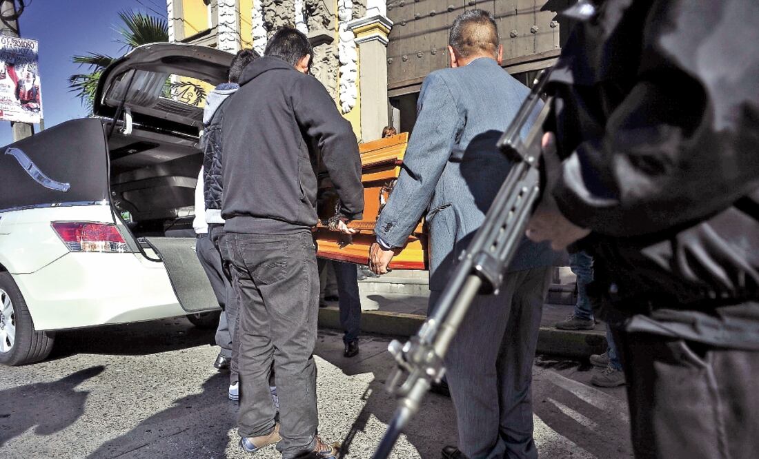La carroza con los restos de Anabel Flores, quien fue sacada de su domicilio por un comando la madrugada del 8 de febrero y su cuerpo hallado en Puebla con huellas de tortura, fue custodiado por policías (ALBERTO HERNÁNDEZ. CUARTOSCURO)