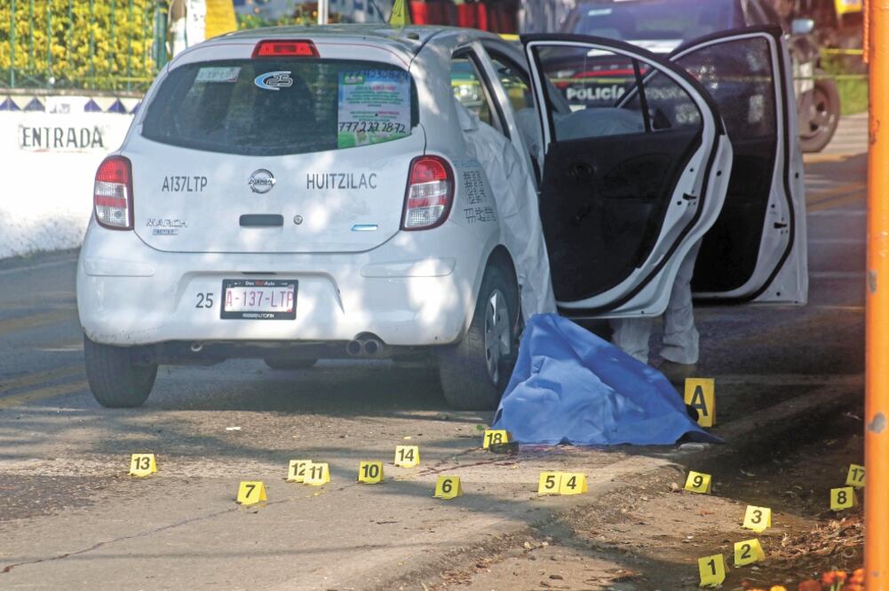 El agente identificado como Bengala , quien presuntamente había recibido amenazas del crimen organizado, quedó junto al vehículo en el que viajaba. MARGARITO PÉREZ. CUARTOSCURO