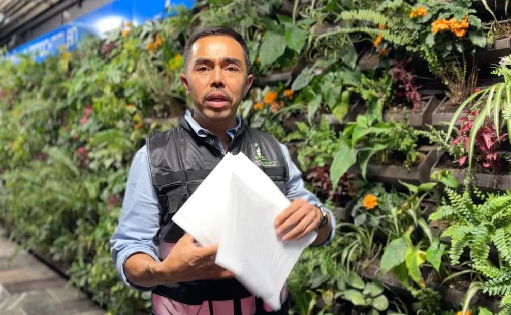 Luis Rebollar, impulsor de la iniciativa, expuso que los muros verdes son verdaderos pulmones al interior de las estaciones. Foto: Especial.