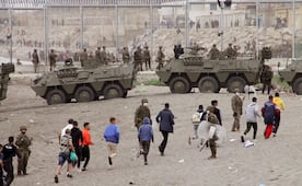 España enviará soldados para garantizar seguridad en enclave de Ceuta; miles de migrantes irrumpen desde Marruecos