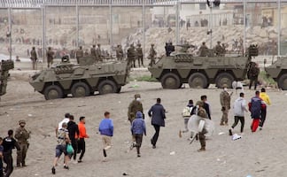 España enviará soldados para garantizar seguridad en enclave de Ceuta; miles de migrantes irrumpen desde Marruecos