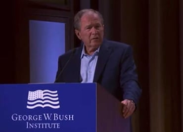 Desliz verbal. George W. Bush dice que "la invasión de Irak es injustificada... Quiero decir, de Ucrania"