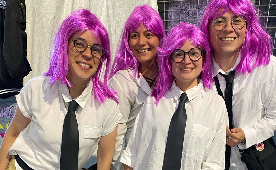 Entre pelucas y divertidos atuendos, los fans de la cantante comienzan a llegar al Estadio GNP Seguros. Foto: Marlem Suárez/ EL UNIVERSAL.