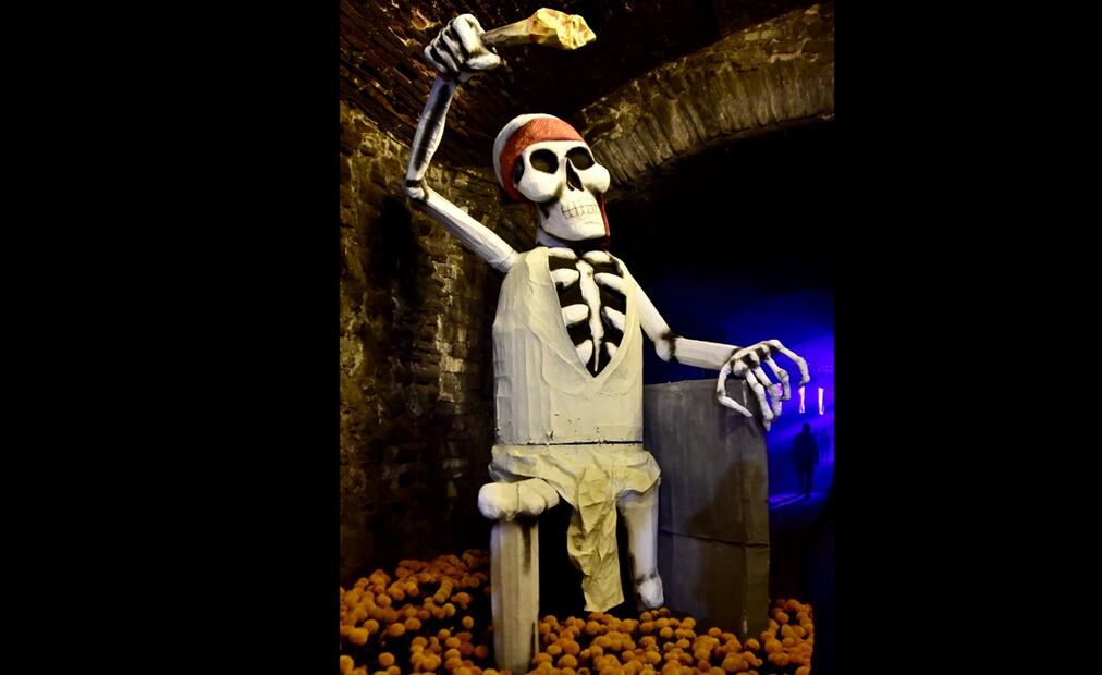 Imagen que muestra una calavera monumental en el “Túnel de la Muerte” durante el Festival del Día de Muertos, en Guanajuato, el miércoles 29 de octubre de 2025. Foto: EFE