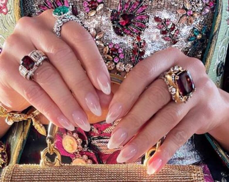 Manicura americana, el estilo actual de llevar las uñas francesas