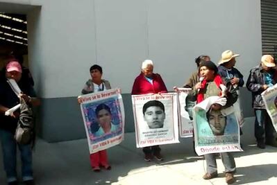 Padres de los 43 se reúnen con funcionarios en oficinas de la PGR