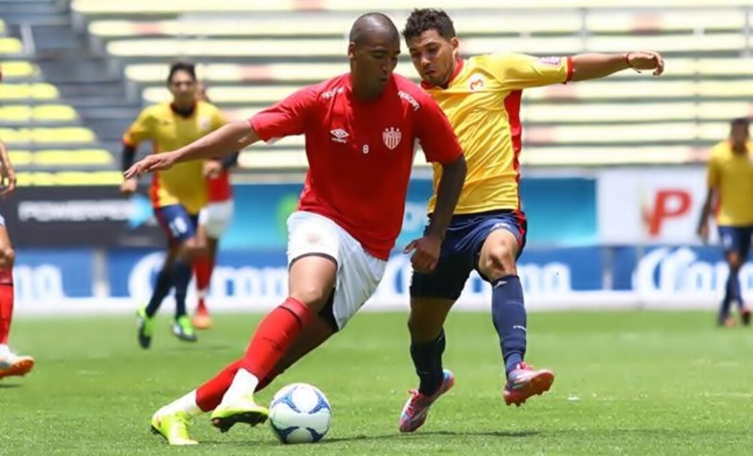 Luis Gorocito with Necaxa's red shirt. (Photo: Imago7)