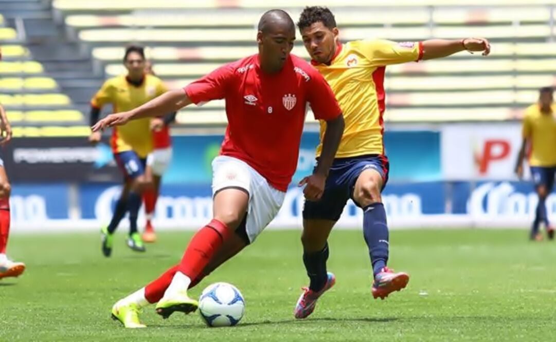 Luis Gorocito with Necaxa's red shirt. (Photo: Imago7)