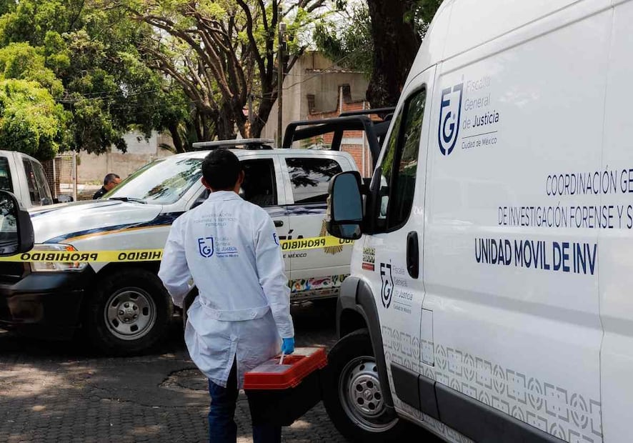 Al lugar llegaron peritos de la fiscalía capitalina para determinar la causa de la muerte. Foto: Osmar Alvarado / EL UNIVERSAL