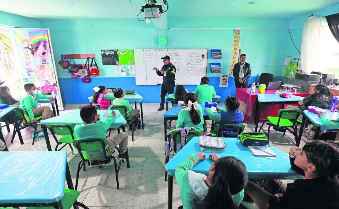 La Secretaría de Seguridad del Estado de México acude a las escuelas para alejar a los pequeños de delitos y adicciones. Foto: Alejandro Vargas/EL UNIVERSAL