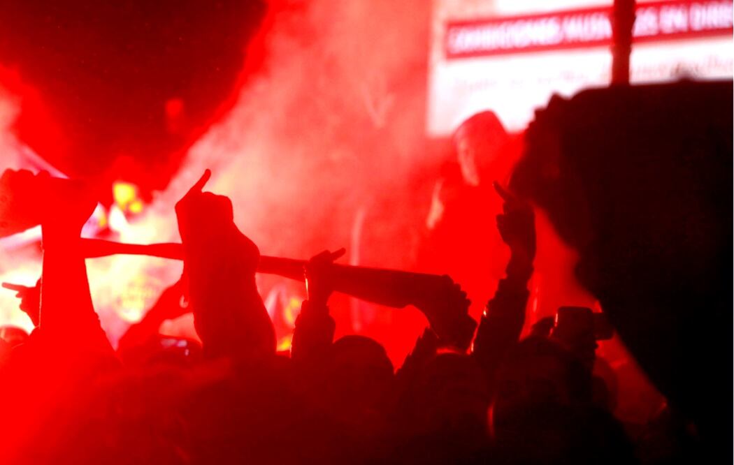 Aficionados del Deportivo de La Coruña reciben al Celta de Vigo a su llegada al estadio de Riazor para disputar el derbi gallego, el pasado 21 de noviembre. Foto: Archivo/EL UNIVERSAL