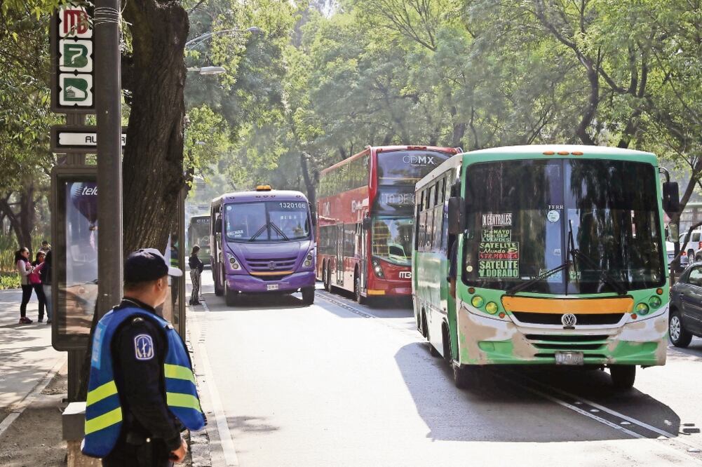 Las unidades de doble piso que circulan en Paseo de la Reforma son las únicas que cuentan con esta tecnología proambiental de fábrica. (ARCHIVO EL UNIVERSAL)