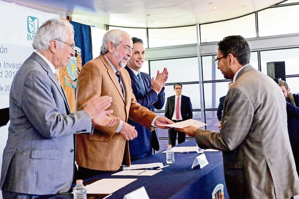 El rector Enrique Graue entregó el Premio FUNAM-IMSS-UNAM a la Investigación en Prevención para la Salud 2017. Foto: ESPECIAL