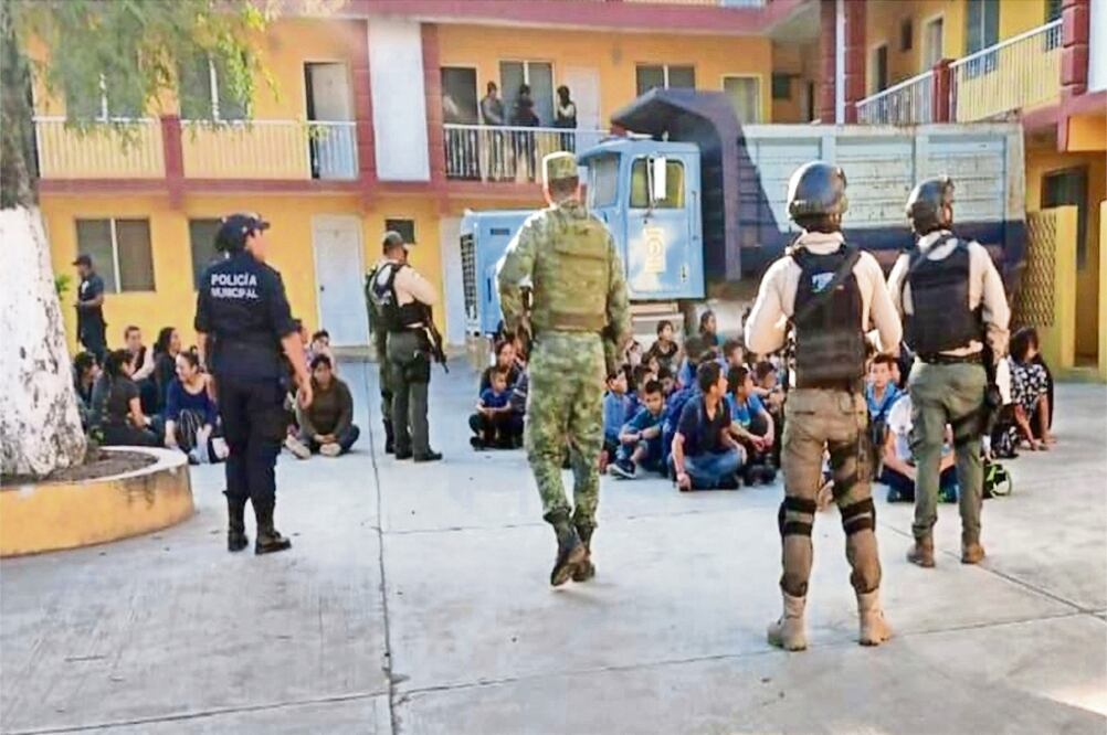 Elementos de Fuerza Civil de Veracruz y el Ejército liberaron a los migrantes. Foto: ESPECIAL