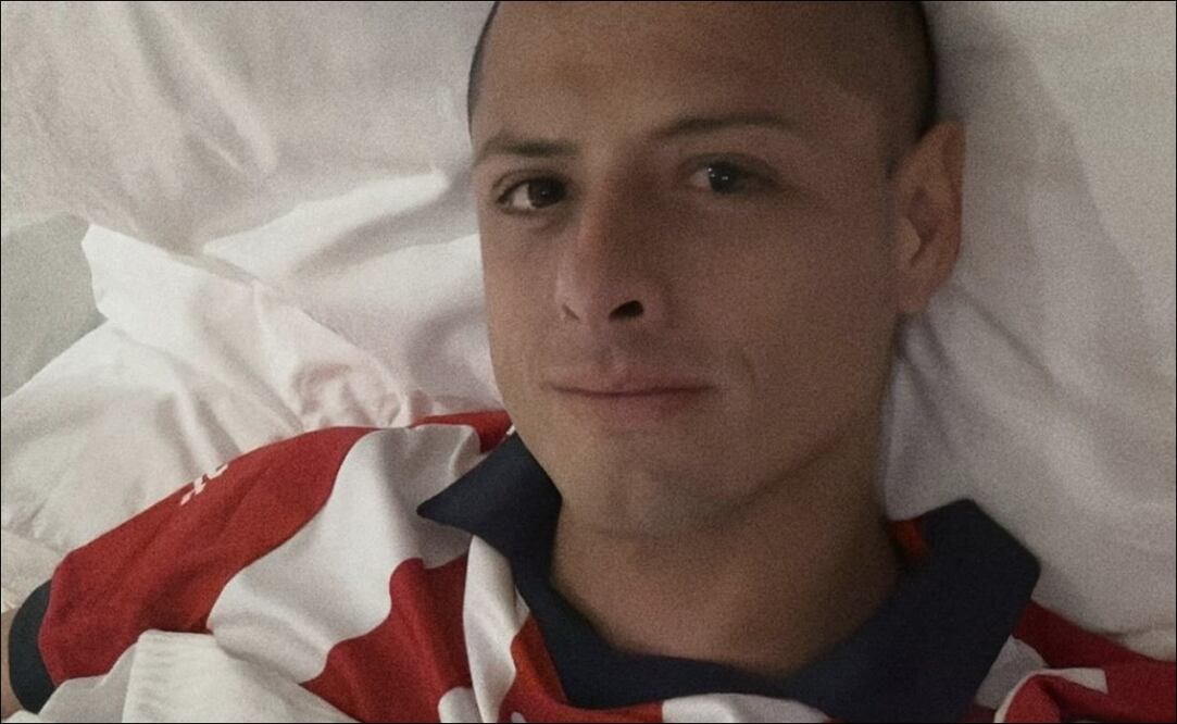 Chicharito Hernández presumió que se fue a dormir con el jersey de las Chivas - Foto: Especial