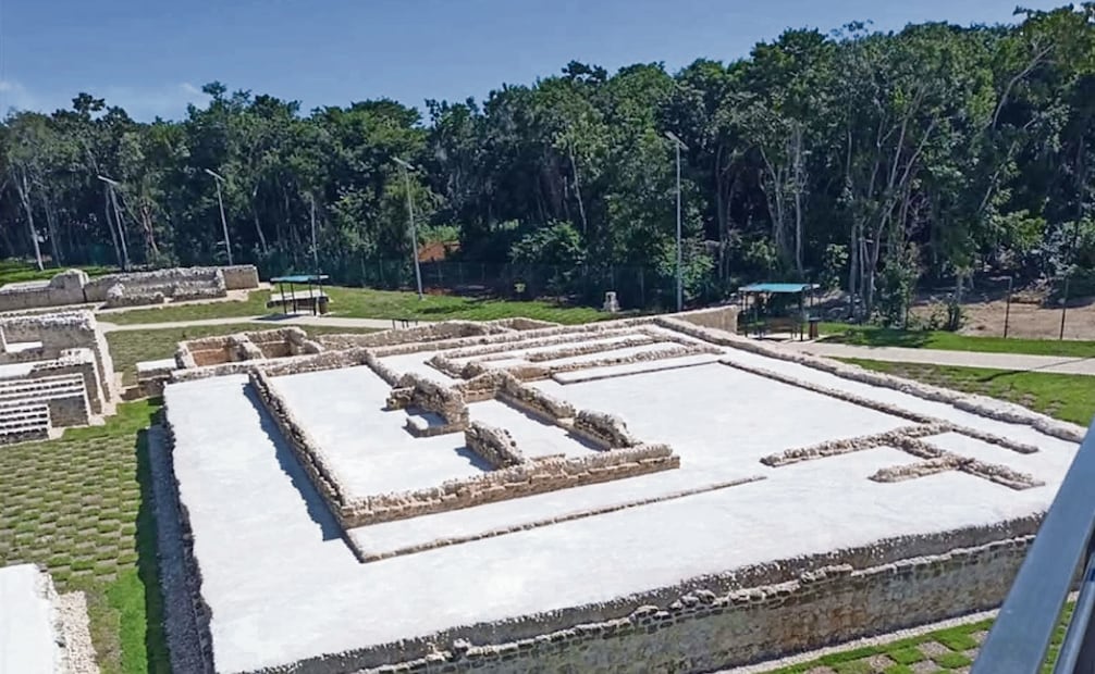 El arqueólogo Jesús E. Sánchez indica que actualmente las estructuras originales que fueron mutiladas están sin protección y abandonadas. Fotos: Informe elaborado por la Comisión de Protección al Patrimonio Arqueológico