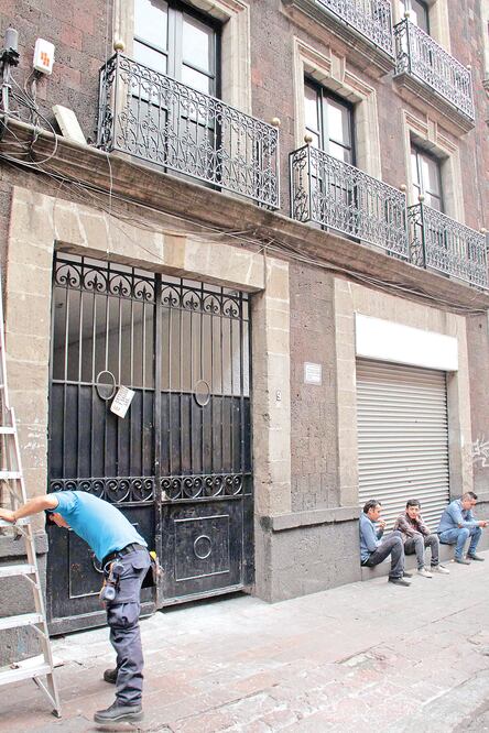 Las escuelas de Derecho y Contabilidad, en el Centro Histórico, continúan en proceso de remodelación. Ayer se vio que albañiles seguían con los trabajos de remozamiento y personal instalaba el sistema de internet (JUAN BOITES. EL UNIVERSAL)