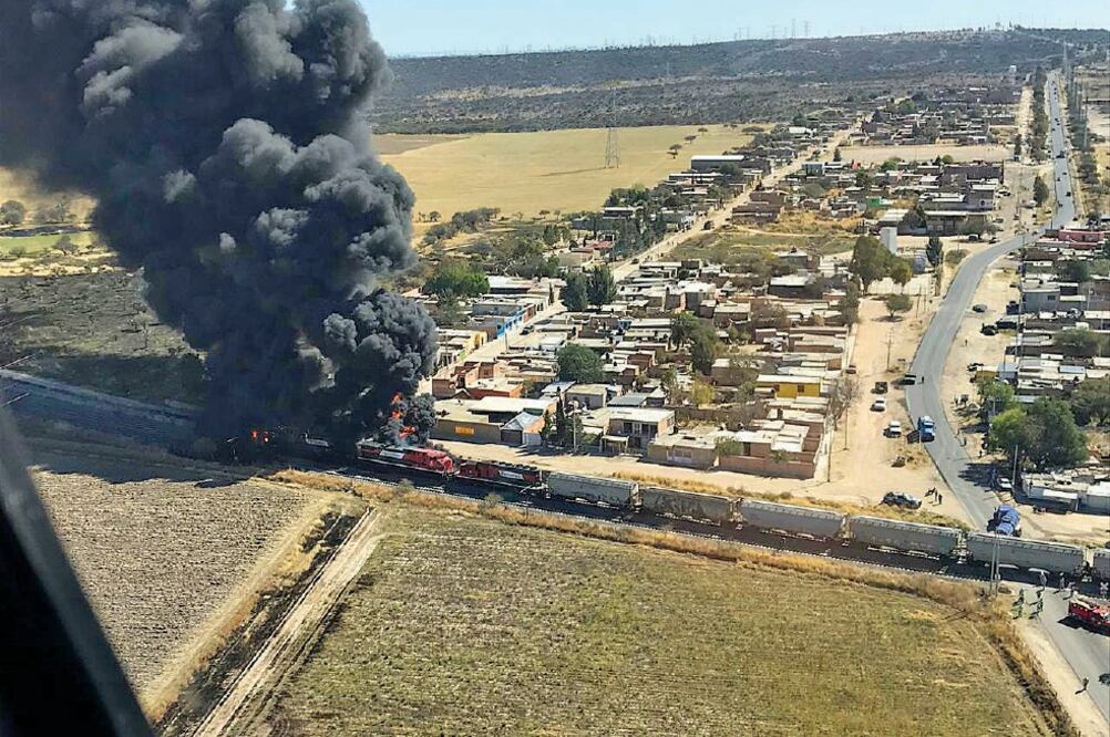 La pipa de doble remolque pretendía cruzar la vía, cuando la cisterna posterior fue arrastrada por el ferrocarril. (CORTESÍA)