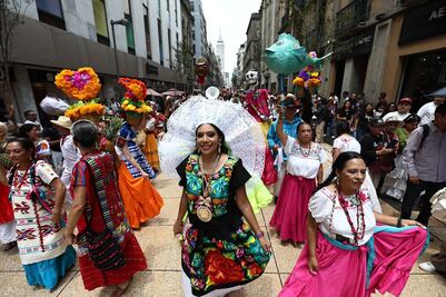 Oaxaca llena de color el Centro Histórico; la Calenda cierra con alegría la Fiesta de las Culturas Indígenas