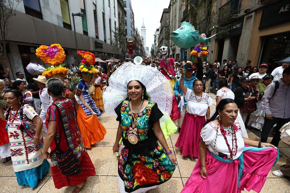 Oaxaca llena de color el Centro Histórico; la Calenda cierra con alegría la Fiesta de las Culturas Indígenas. Foto: Berenice Fregoso