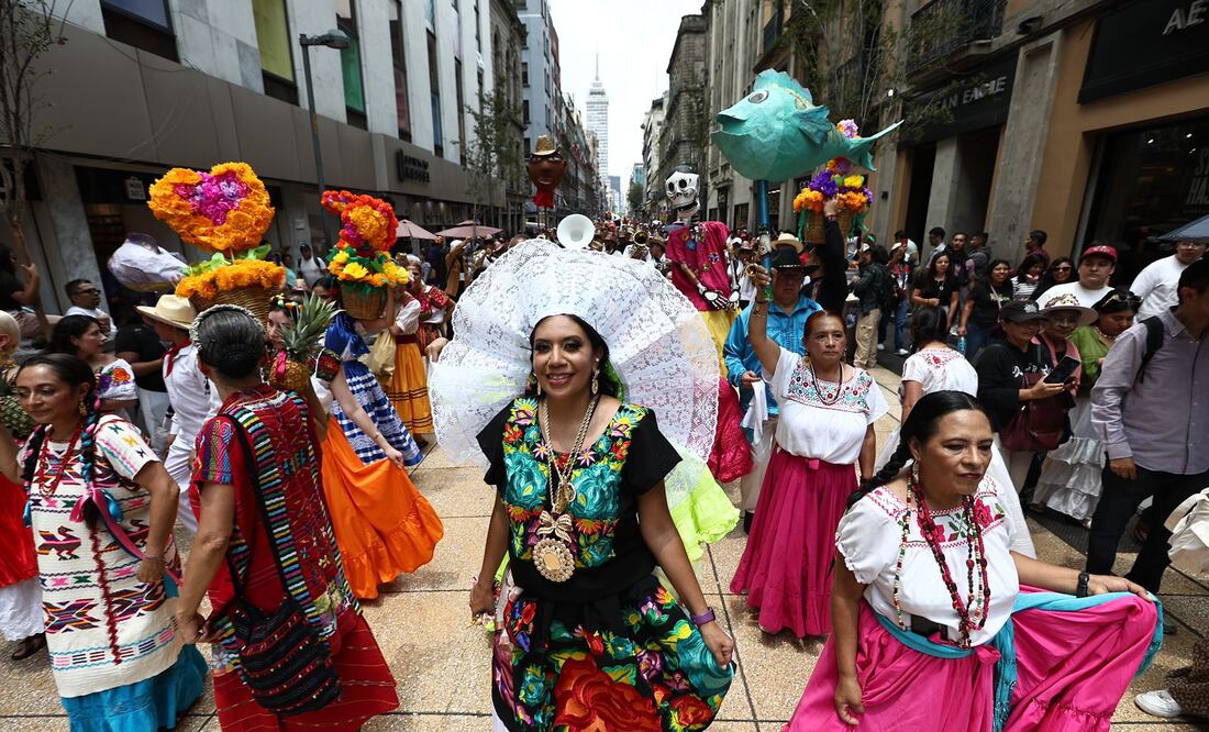 Oaxaca llena de color el Centro Histórico; la Calenda cierra con alegría la Fiesta de las Culturas Indígenas. Foto: Berenice Fregoso