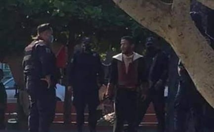 Roba réplica de traje de Morelos de un museo en Apatzingán y corre con el atuendo puesto