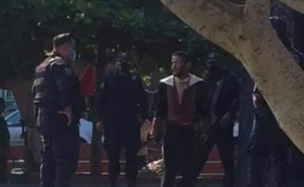 Roba réplica de traje de Morelos de un museo en Apatzingán y corre con el atuendo puesto