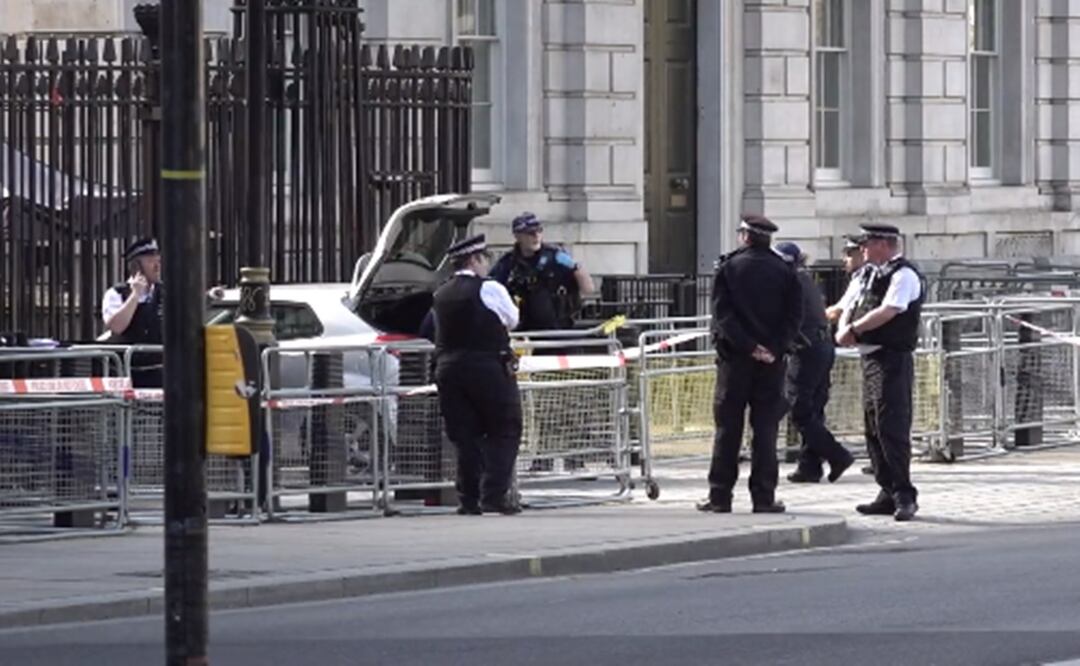 El auto chocó frente a las puertas de Downing Street. El incidente no dejó heridos y la policía descartó una motivación "terrorista". Foto: Tomada del video