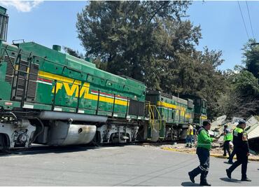 Camión de mudanzas se impacta contra un tren en la alcaldía Gustavo A. Madero; no reportan lesionados