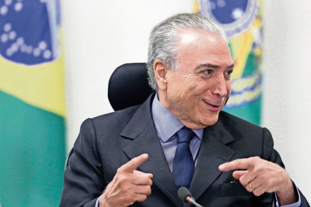 El presidente de Brasil, Michel Temer, se reunió ayer con su gabinete, tras cancelar el despliegue de militares por críticas de uso excesivo de la fuerza (ERALDO PERES. AP)