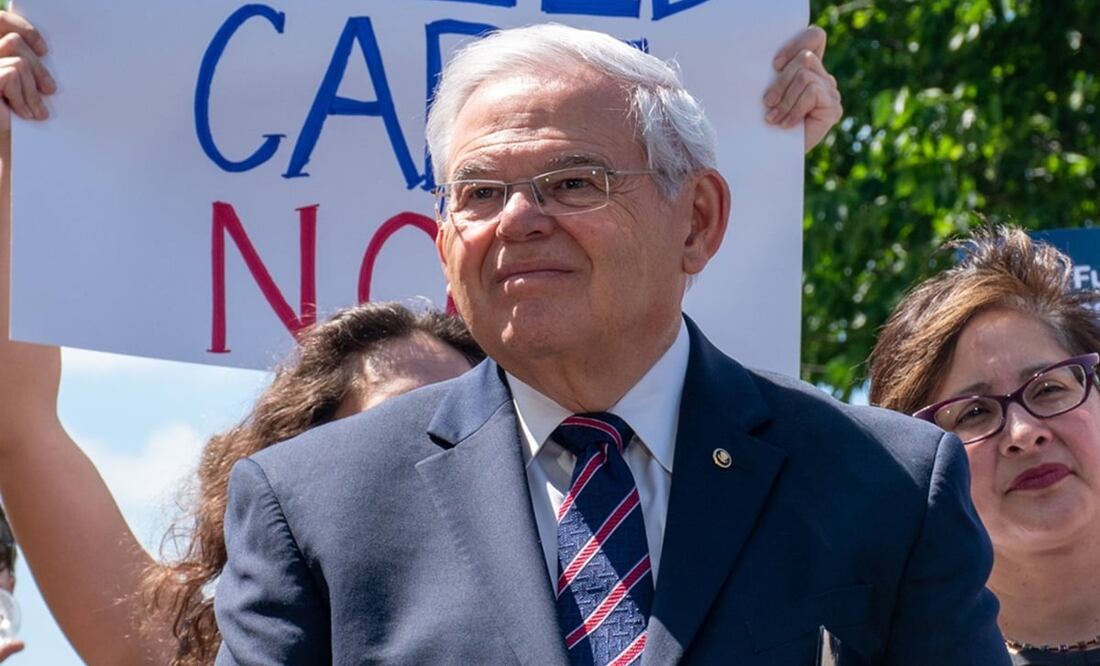 La nueva acusación se produce pocas semanas después de que el demócrata y su esposa fueran acusados de aceptar sobornos en efectivo, lingotes de oro y un coche de lujo de tres empresarios de Nueva Jersey. Twitter @SenatorMenendez