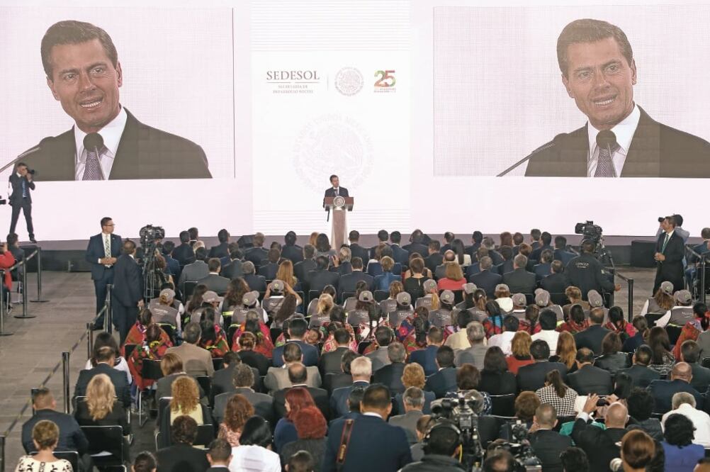 El presidente Enrique Peña Nieto encabezó el 25 aniversario de la Sedesol, y anunció que el resto de su mandato se abocará a abatir las carencias sociales (LUCÍA GODÍNEZ. EL UNIVERSAL)