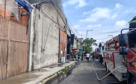 Incendio consume bodega recicladora en Iztapalapa; intensa columna de humo se observa a varios kilómetros