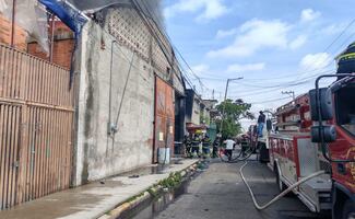 Incendio consume bodega recicladora en Iztapalapa; intensa columna de humo se observa a varios kilómetros
