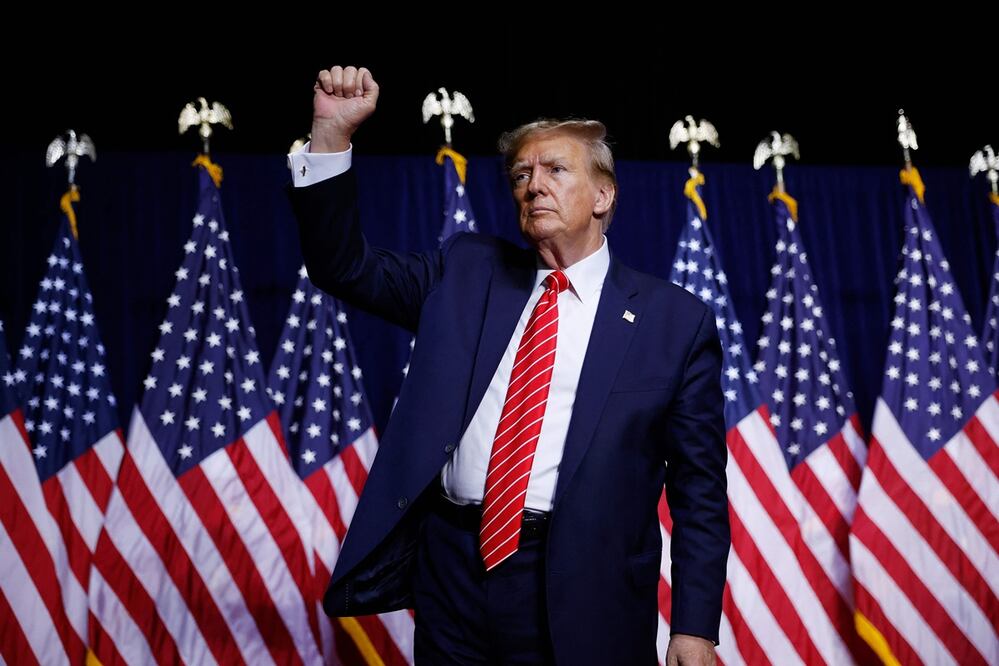 El expresidente estadounidense Donald Trump abandona el escenario al concluir un mitin de campaña en el Forum River Center el 9 de marzo de 2024 en Roma, Georgia. Foto: AFP