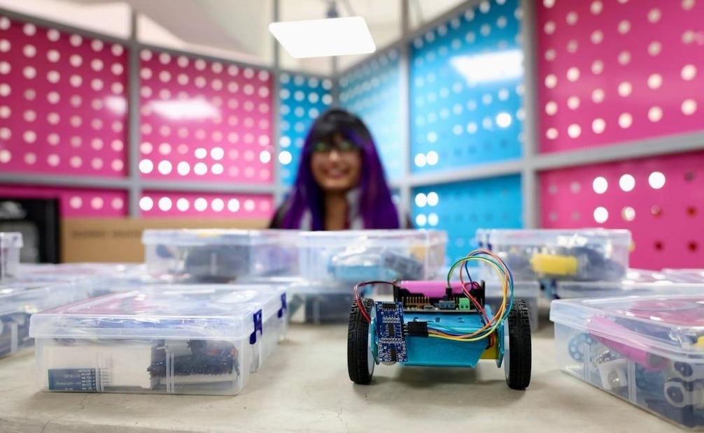 Brugada enfatizó que se busca que las juventudes pasen de consumir la tecnología, a crear con ella. | Foto: Especial.