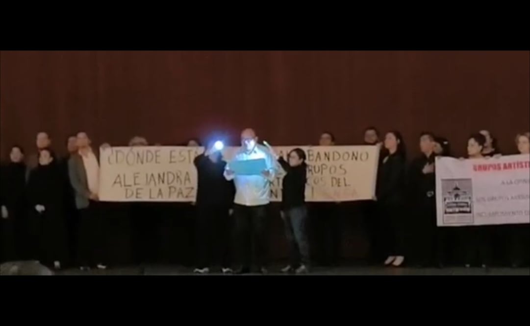 Con pancartas exigen a titular del INBAL vestidos, instrumentos y mejores condiciones de trabajo. Foto: José Quezada/ EL UNIVERSAL