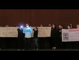 Protestan grupos artísticos en escenario del Palacio de Bellas Artes ante falta de compromiso de autoridades y malas condiciones de trabajos