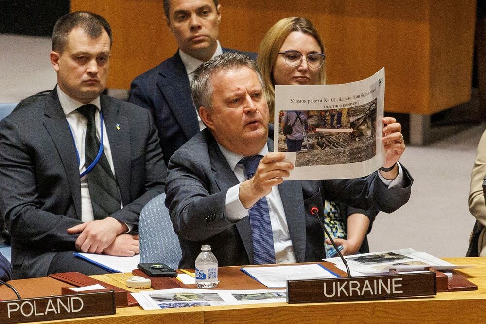 El embajador de Ucrania ante la ONU, Sergiy Kyslytsya, muestra una diapositiva de imágenes que muestran los recientes ataques a Ucrania por parte de Rusia durante una reunión del Consejo de Seguridad de la ONU, en Nueva York. FOTO: EFE