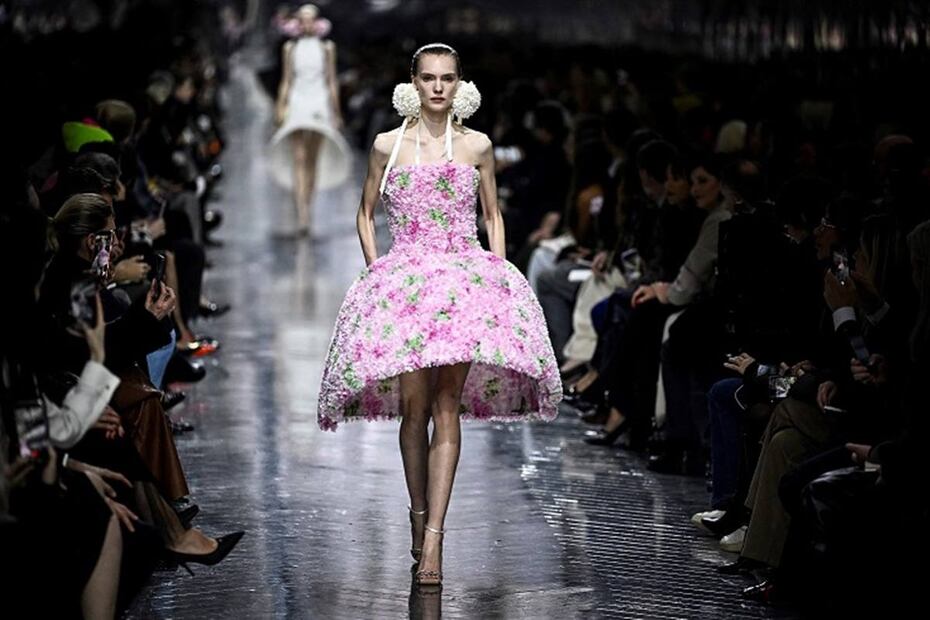 Un gesto de John Galliano, quien fue director creativo de Dior entre 1996 y 2011, inspira la propuesta de Anderson. Foto: AFP