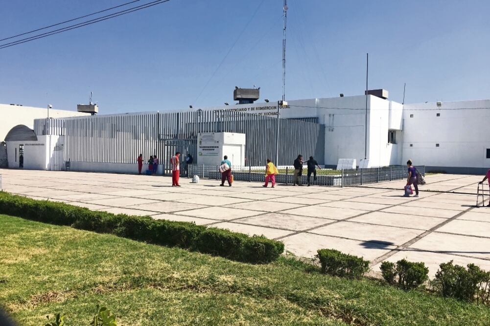 Una manta con amagos supuestamente del CJNG apareció en la entrada principal del área de visitas de la cárcel de Chiconautla (ARCHIVO EL UNIVERSAL)