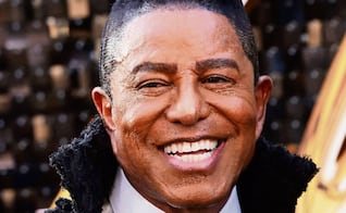 Jermaine, hermano de Michael Jackson, enfrenta condena millonaria por un caso de agresión sexual ocurrido en 1988